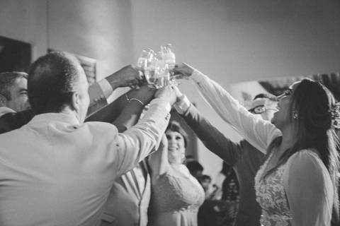 brinde dos noivos com padrinhios'