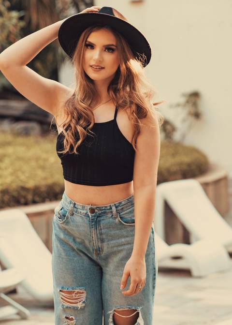 foto de debutante com chapeu'