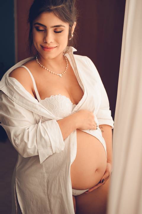 Gestante com camisa branca'