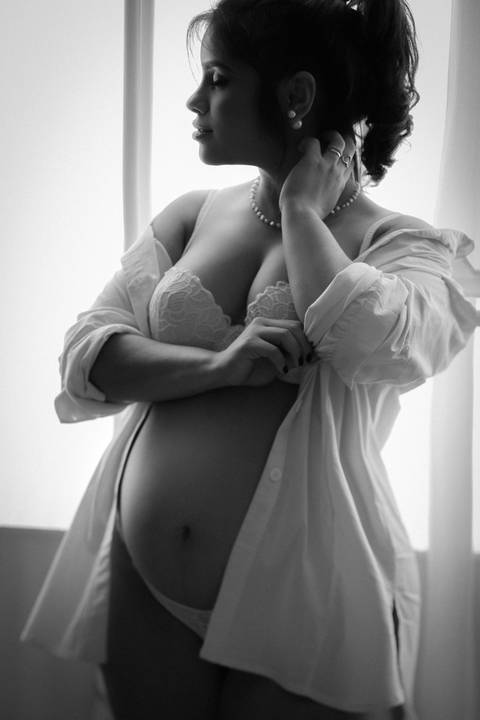 Foto na janela de gestante'