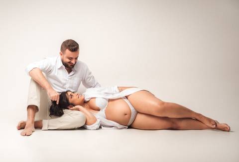 Pose para foto de gestante com marido'