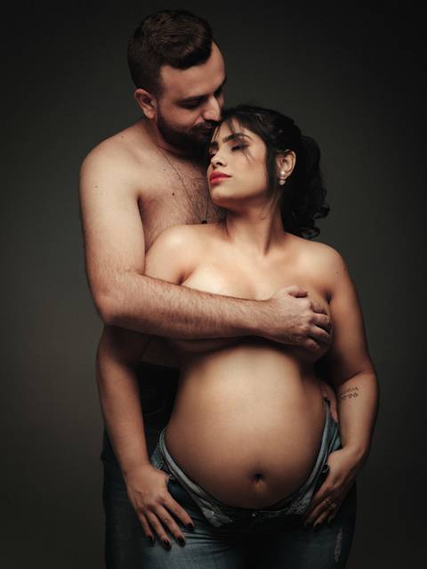 Foto de gestante com marido sem camisa'