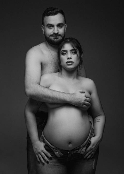 Ensaio de gestante sem blusa'