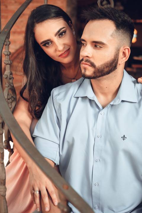 pose para ensaio de casal'