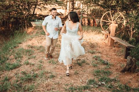 fotografia de casal correndo'