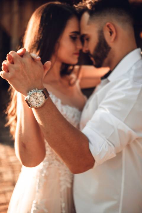 Foto de casal de mãos dadas'