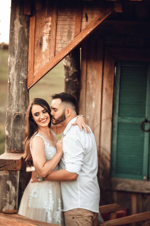 noivo beijando a noiva'