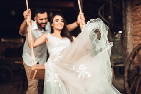 foto de pre wedding noivos no balanço'