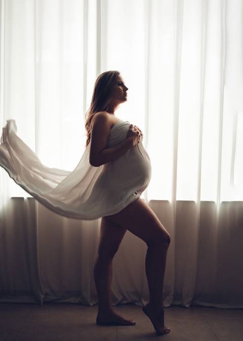 foto de gestante com tecido voando'