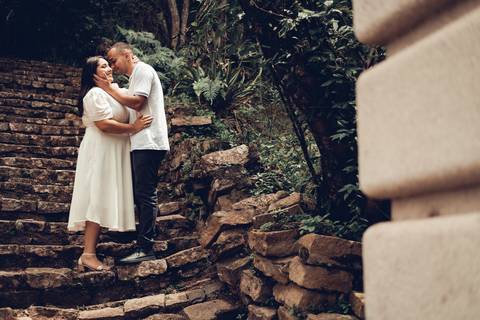 casal com roupa branca para ensaio de pre wedding'