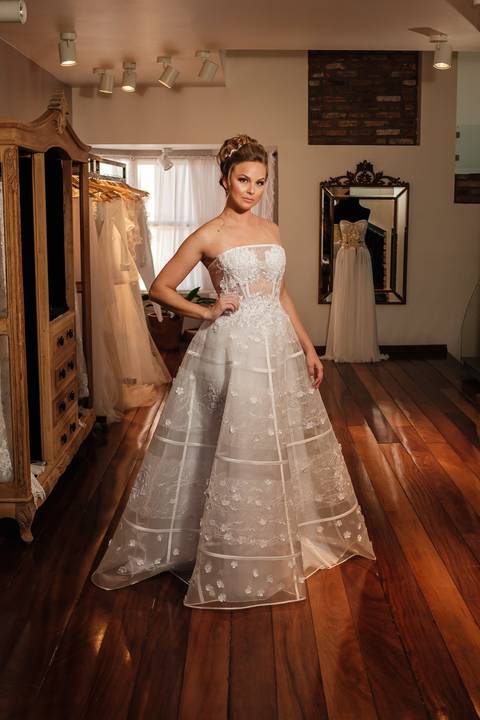 noiva posando para foto na sala'