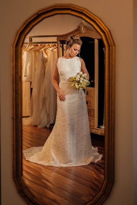 noiva olhando no espelho'