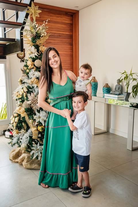 mãe e filhos na árvore de natal'