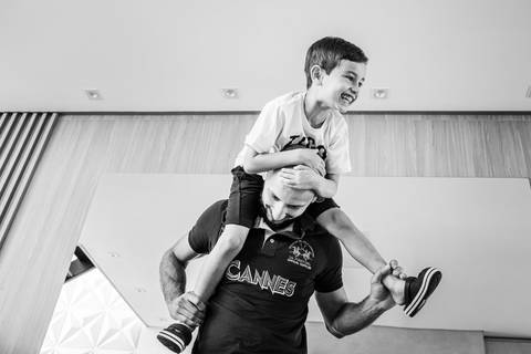pai e filho brincando'