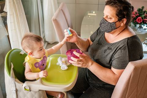 bebê lanchando com a babá'