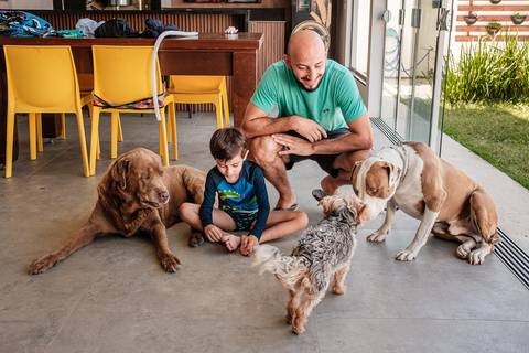 pai com filho mais velho e os cachorros da família'
