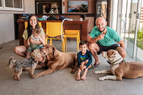 pai mãe com filhos  e os cachorros da família'