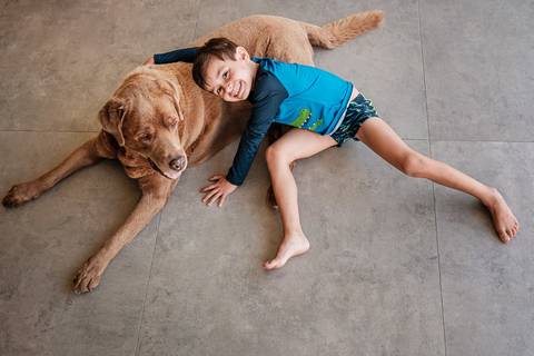 criança e cachorro'