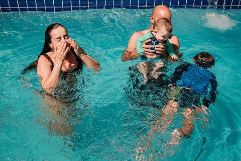 família na piscina'