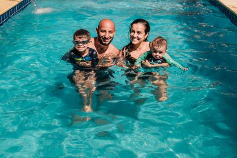 retrato da família na piscina'