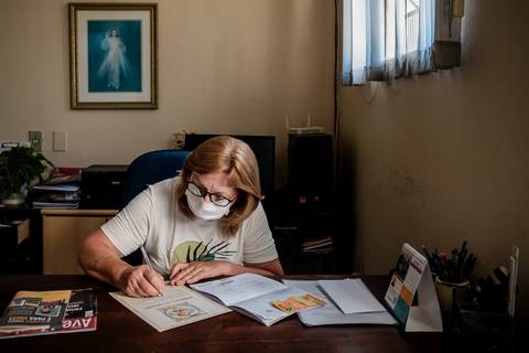 mulher assinando documentos da igreja'