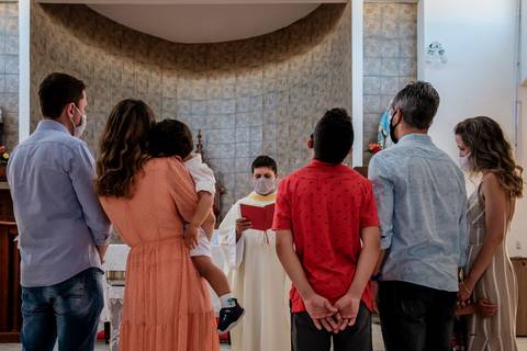 família reunida para a benção do batismo'