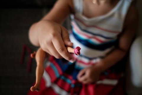 fazendo meia da Barbie com balão'