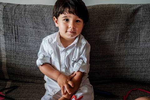 retrato de criança olhando para a foto'