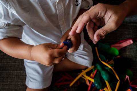 close em mãos mexendo nos balões'