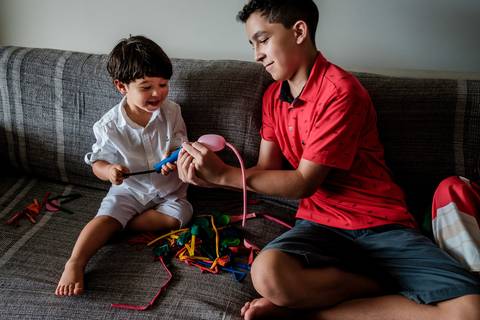 irmãos enchendo bexiga'