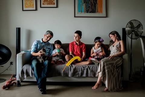 luz lateral família reunida no sofá '