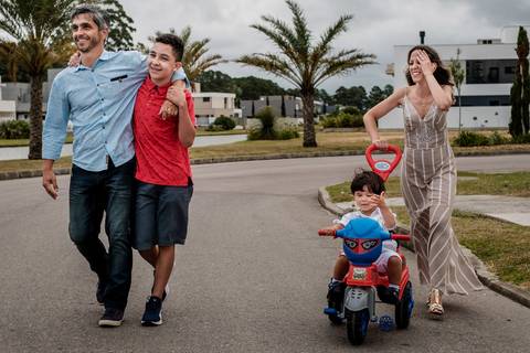 pais e filhos caminhando e sorrindo'