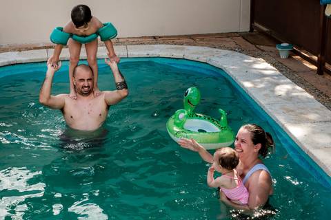 família na piscina'