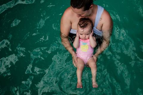 mãe e filha na piscina'