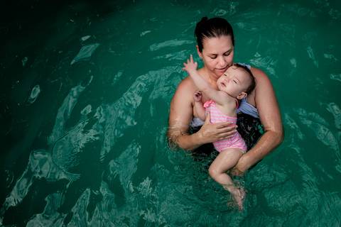 mãe e filha na piscina'