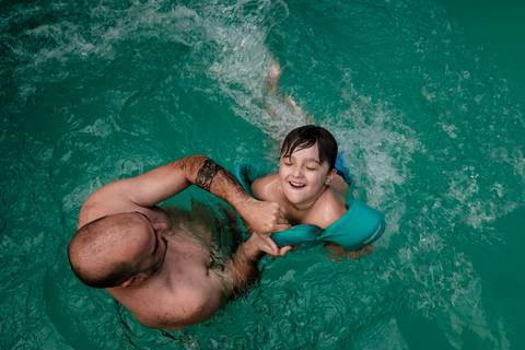 pai e filho na piscina'