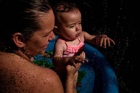 mãe e filha na piscina'