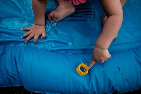 criança descobrindo detalhes da piscina'