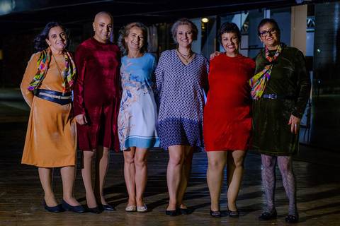 grupo de mulheres posando para foto'