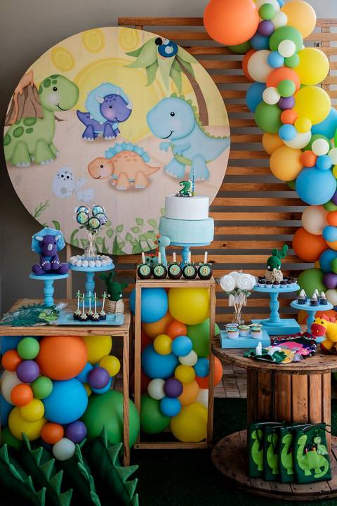 decoração festa infantil de dinossauro com bolo balões enfeites de mesa'