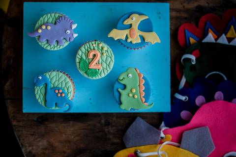 doces de festa infantil com tema dinossauro'