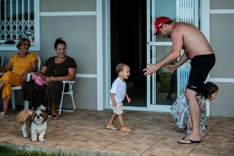crianças e adultos brincando'