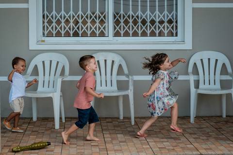 crianças correndo e brincando'