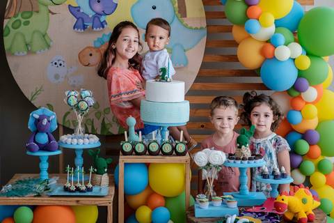 retrato de crianças na mesa do bolo de aniversário'