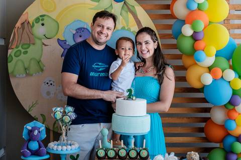 retrato dos pais com a criança na mesa do bolo'