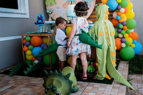 crianças com rabo de dinossauro'