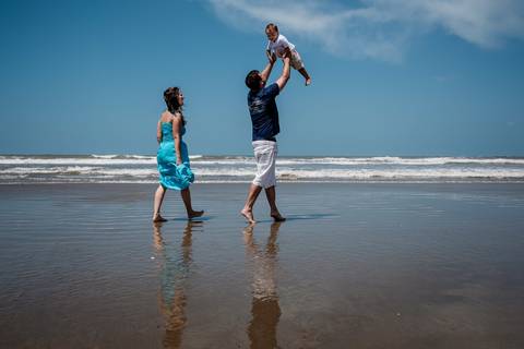 família na beira da praia'