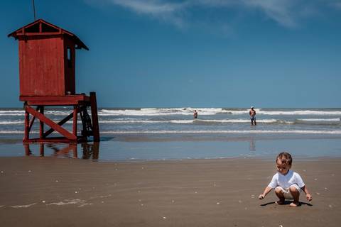 menino na beira da praia'