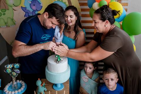 acendendo a vela do bolo'