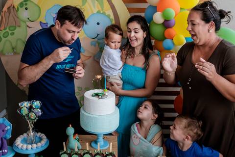 família cantando parabéns'